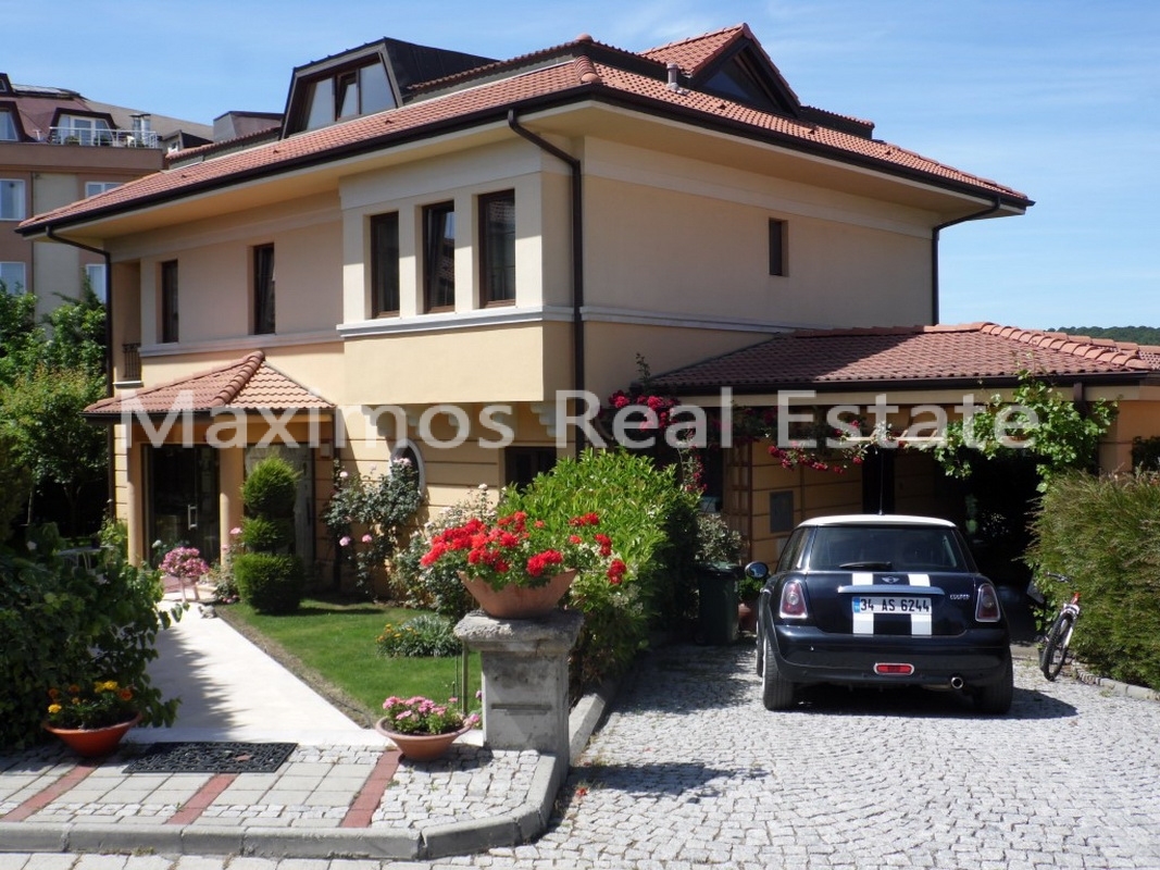 Luxurious Real Estate Villa with Private Garden for Sale photos #1