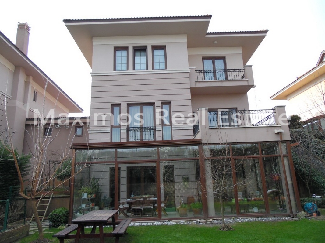Luxurious Real Estate Villa with Private Garden for Sale photos #1