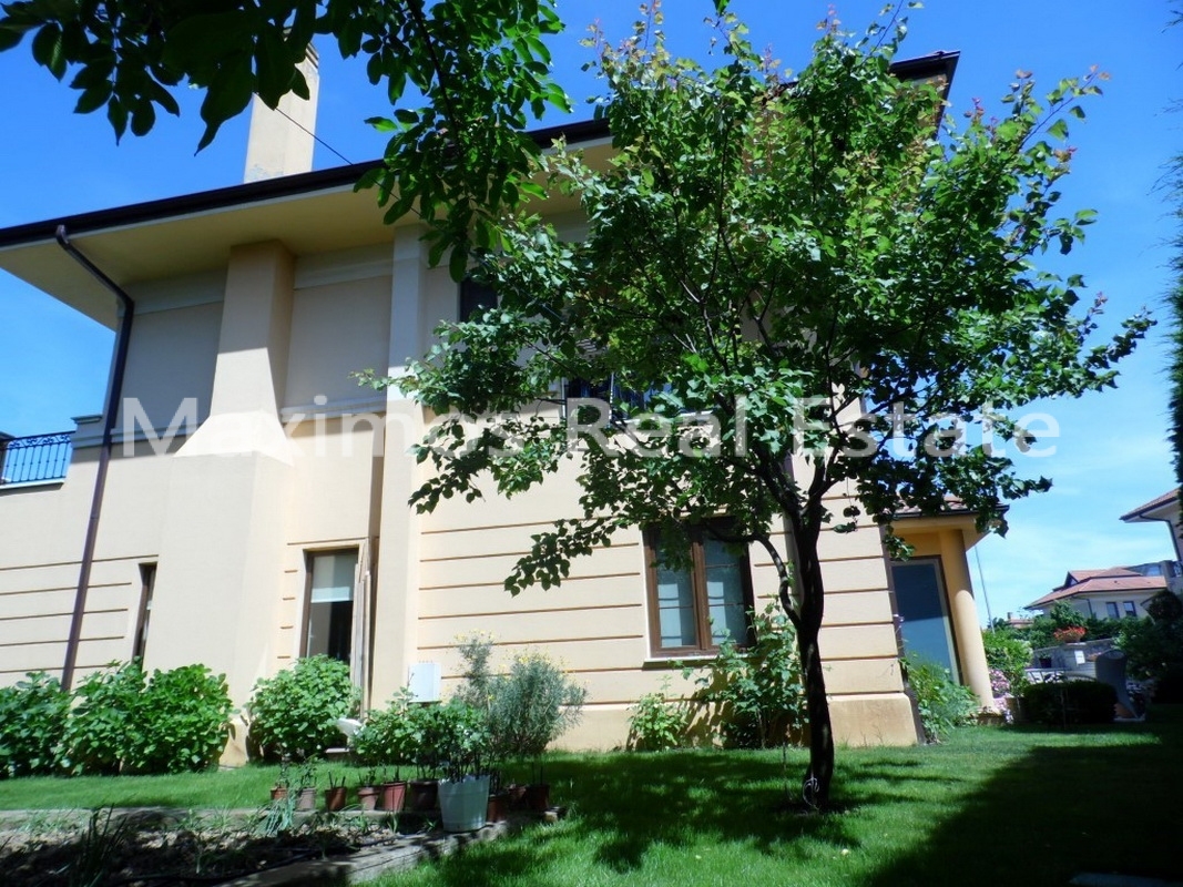 Luxurious Real Estate Villa with Private Garden for Sale photos #1