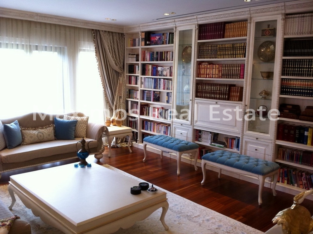 Luxurious Real Estate Villa with Private Garden for Sale photos #1